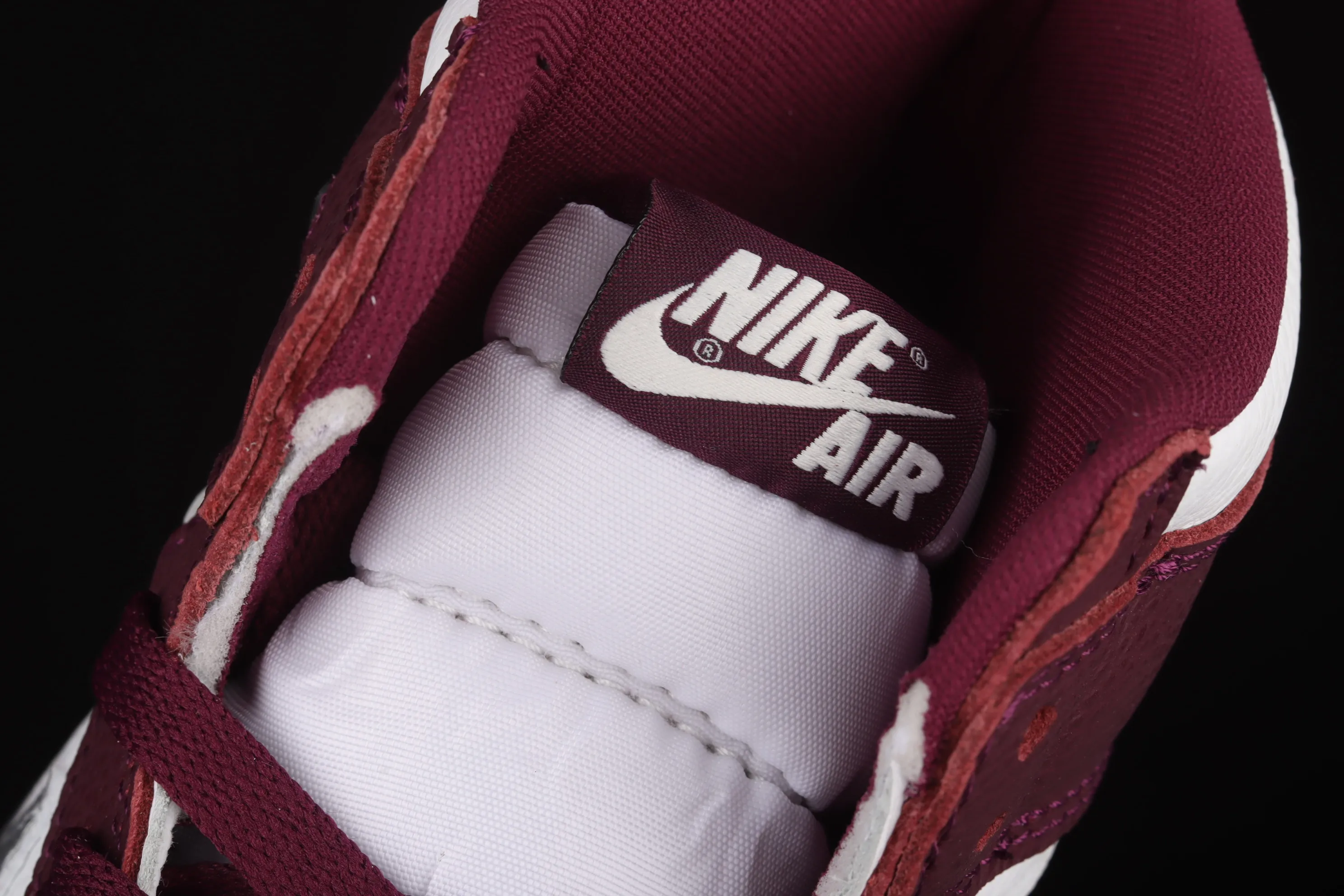 All categories Air Jordan Jordan series basketball shoes Air Jordan 1 High L version Air Jordan 1 Retro High OG "Bordeaux" AJ1 Joe 1 Bordeaux Burgundy high-top basketball shoes 555088-611